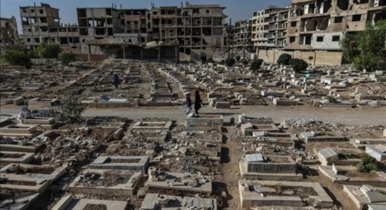 Siri, familjarët kërkojnë gjurmët e të afërmve të tyre në varrezat Yarmouk që u shkatërruan nga regjimi i Asadit