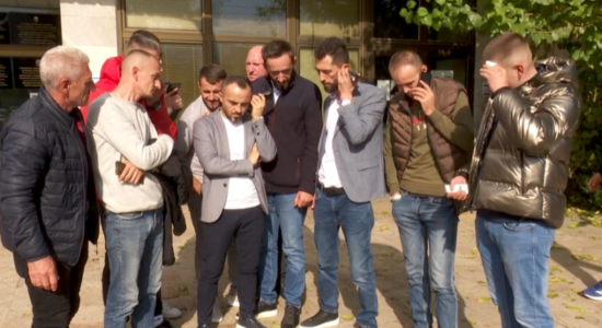 (VIDEO) Shqiptarët e Çashkës mblidhen para KSHZ-së, Shaqiri: Do të jemi zëri i gjithë qytetarëve