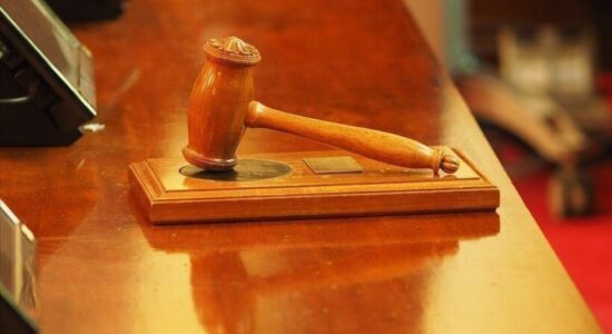 Një shtetas i Kosovës dënohet me 10 ditë burg në Mal të Zi për shkrimin e grafitit “UÇK”