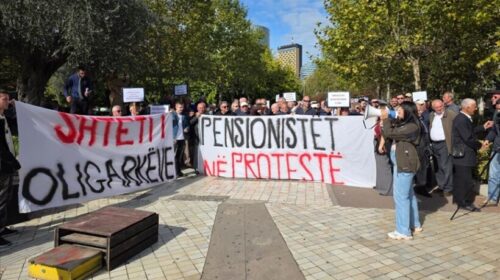 Shqipëri, pensionistët në protestë për rritjen e pensioneve dhe përmirësimin e shërbimeve