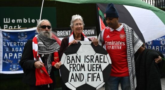 Protestë jashtë stadiumit Wembley në Londër, kërkohet përjashtimi i Izraelit nga UEFA dhe FIFA