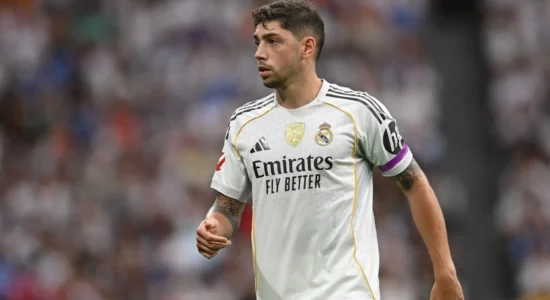 Problemet me trajnerin Alonso shtyjnë tre gjigantët e Ligës Premier të synojnë transferimin e Valverdes