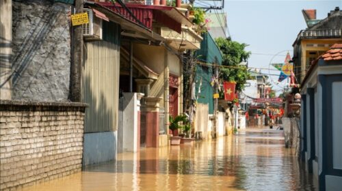 Përmbytjet më të rënda të dekadave të fundit përmbysin Vietnamin verior pas tajfunit Matmo