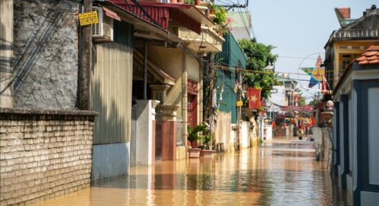 Përmbytjet më të rënda të dekadave të fundit përmbysin Vietnamin verior pas tajfunit Matmo