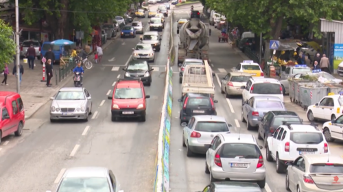 (VIDEO) Kaosi në bulevardin “Cvetan Dimov”, dorëzohet iniciativë në qytetin e Shkupit për vendosjen e semaforëve