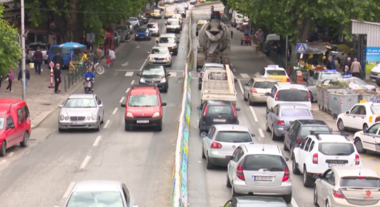 (VIDEO) Kaosi në bulevardin “Cvetan Dimov”, dorëzohet iniciativë në qytetin e Shkupit për vendosjen e semaforëve