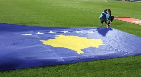 Media serbe ‘detyrohet’ ta përdorë flamurin e Kosovës pas shortit të play-offit