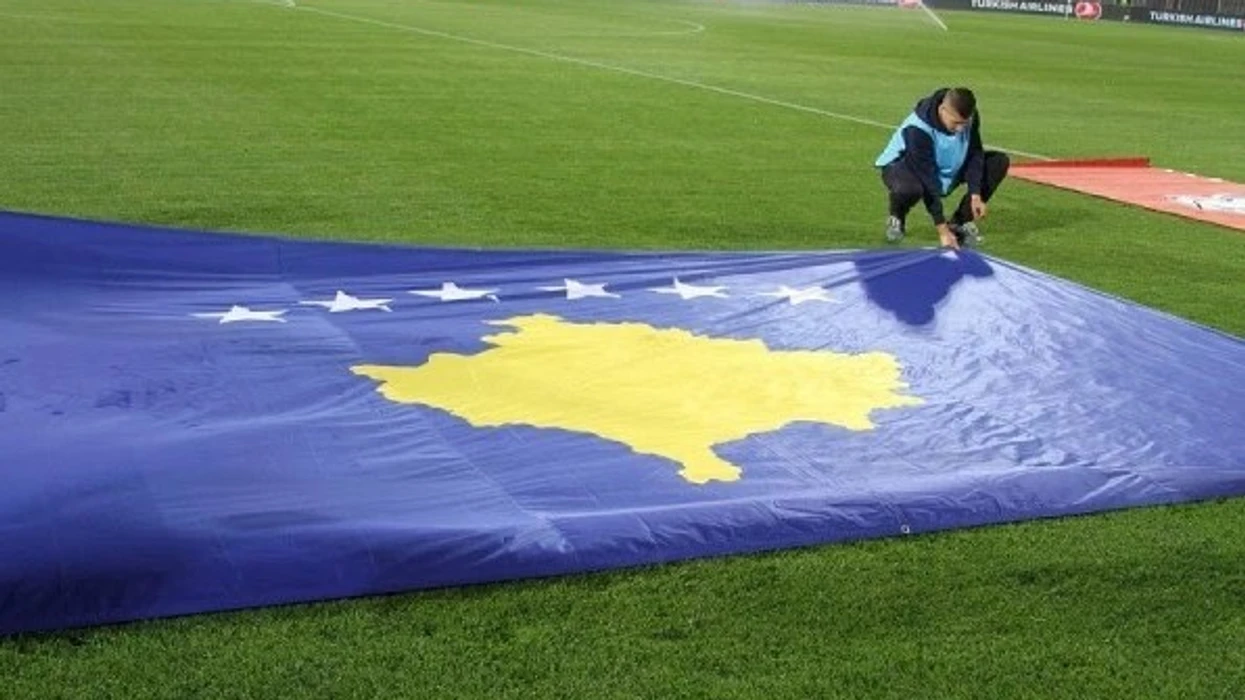 Media serbe ‘detyrohet’ ta përdorë flamurin e Kosovës pas shortit të play-offit