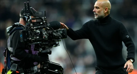 Pep Guardiola flet për kameramanin me të cilin u përplas gjatë ndeshjes me Newcastle