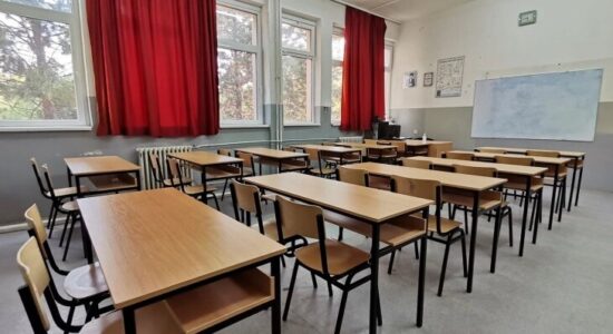 (VIDEO) Rritet numri i nxënësve të helmuar në shkollën “Dimo Haxhi Dimov”