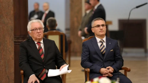 (VIDEO) Resul Shabani dhe Sevdail Demiri morën çmimin “22 nëntori”