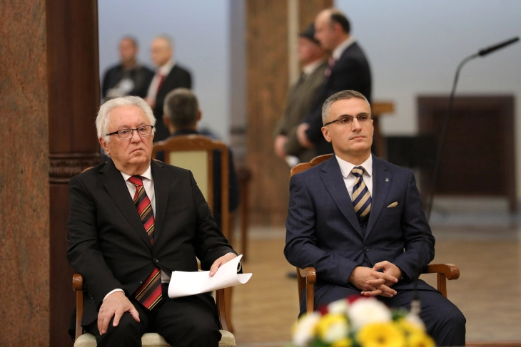 (VIDEO) Resul Shabani dhe Sevdail Demiri morën çmimin “22 nëntori”