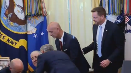 Lideri i kompanisë farmaceutike humb ndjenjat gjatë konferencës së Trump