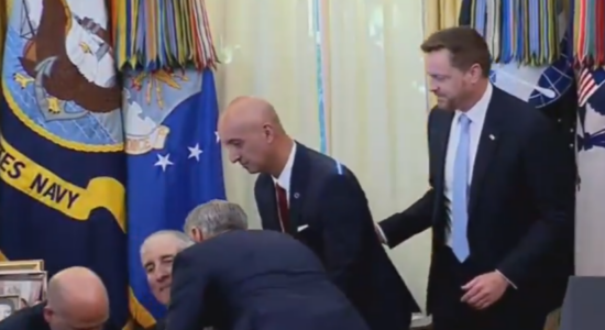 Lideri i kompanisë farmaceutike humb ndjenjat gjatë konferencës së Trump