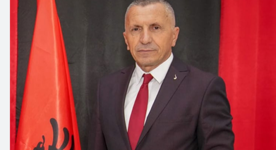 Kamberi: Serbia e ndalon me ligj përdorimin e flamurit kombëtar shqiptar