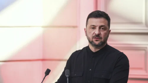 Zelensky: Rusia po grumbullon trupa në verilindje të Ukrainës, kërkojnë që…