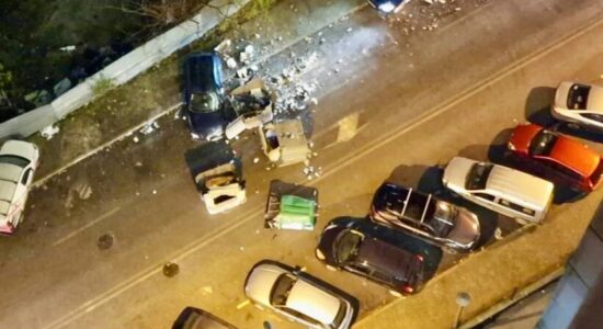 Kapet shtetasi turk, me makinë goditi disa kontejnerë dhe një makinë në Shkup