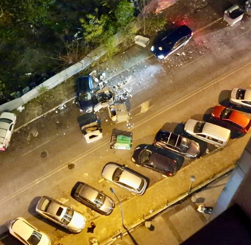 Kapet shtetasi turk, me makinë goditi disa kontejnerë dhe një makinë në Shkup