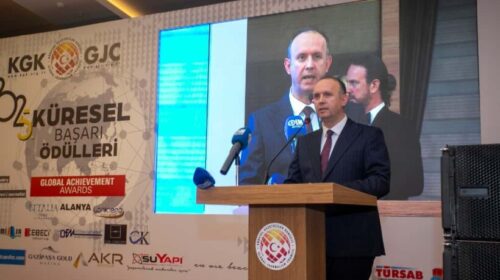 Kryeparlamentari Gashi mori Çmimin Global për Diplomaci në Turqi