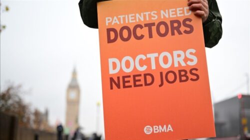 Britani, mjekët rezidentë në grevë me kërkesën për rritje të pagave