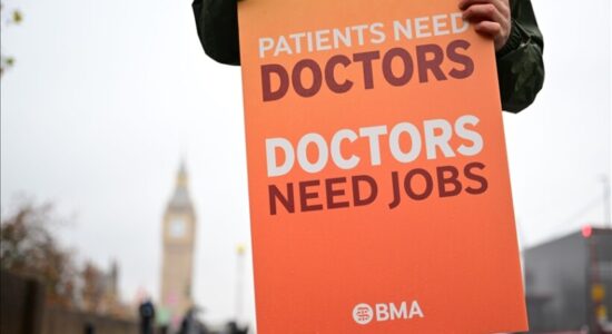 Britani, mjekët rezidentë në grevë me kërkesën për rritje të pagave
