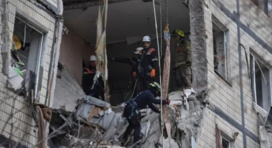 Rusia sulmon infrastrukturën energjetike në Ukrainë, gjashtë të vdekur dhe dhjetëra të plagosur