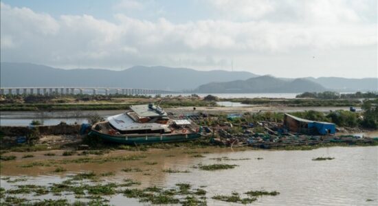 Rimëkëmbja po vazhdon në Vietnam pasi tajfuni Kalmaegi vret 5 persona