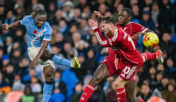 Man City e  shpartallon  Liverpoolin dhe vazhdon ndjekjen e Arsenalit në Premier Ligë