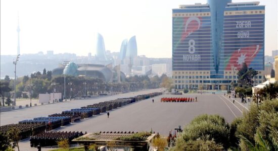 Aliyev përkujton 5-vjetorin e fitores së Karabakut me paradë ushtarake në Baku