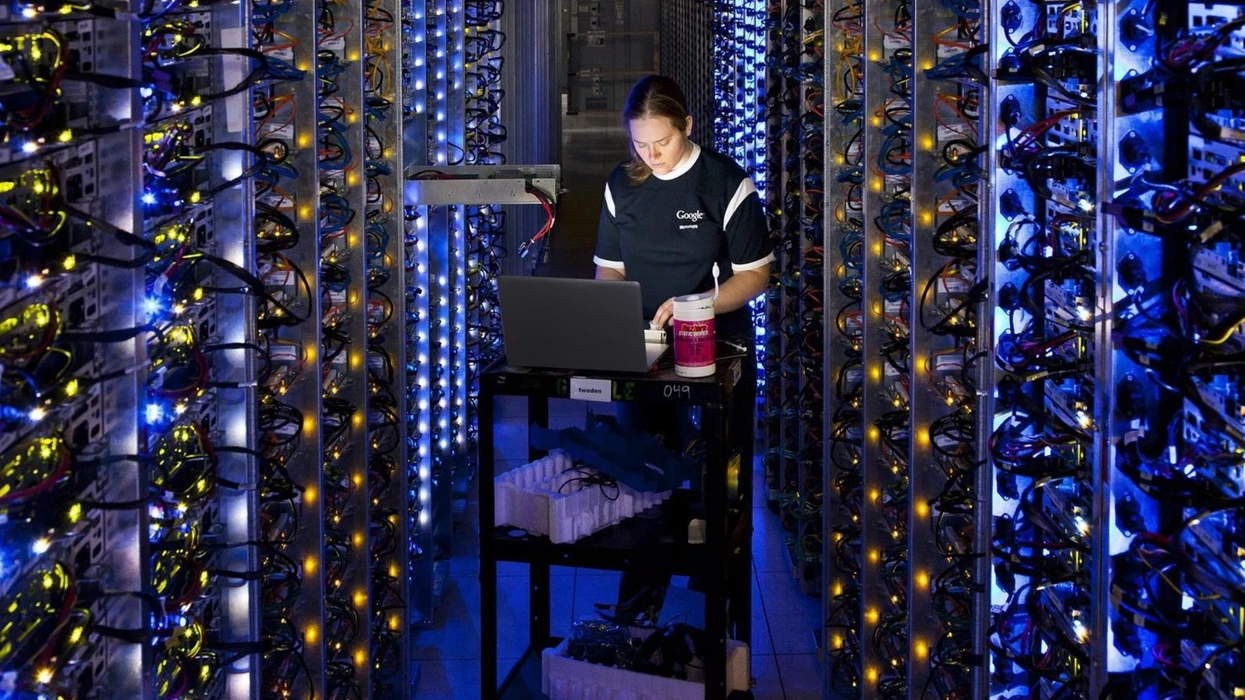 Google planifikon të vendosë qendra të dhënash në hapësirë për të përmbushur kërkesën për IA