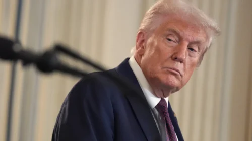 Trumpi e nënshkruan në ligj publikimin e dosjeve “Epstein”