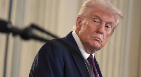 Trumpi e nënshkruan në ligj publikimin e dosjeve “Epstein”