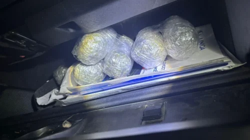 Ndalohen dy persona nga rrethina e Tetovës, u gjendet drogë në automjet