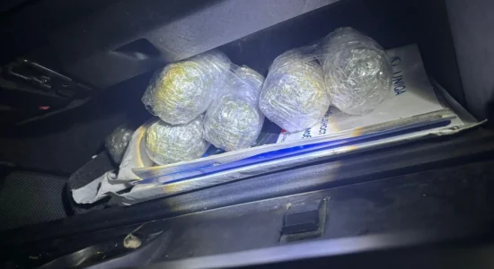 Ndalohen dy persona nga rrethina e Tetovës, u gjendet drogë në automjet