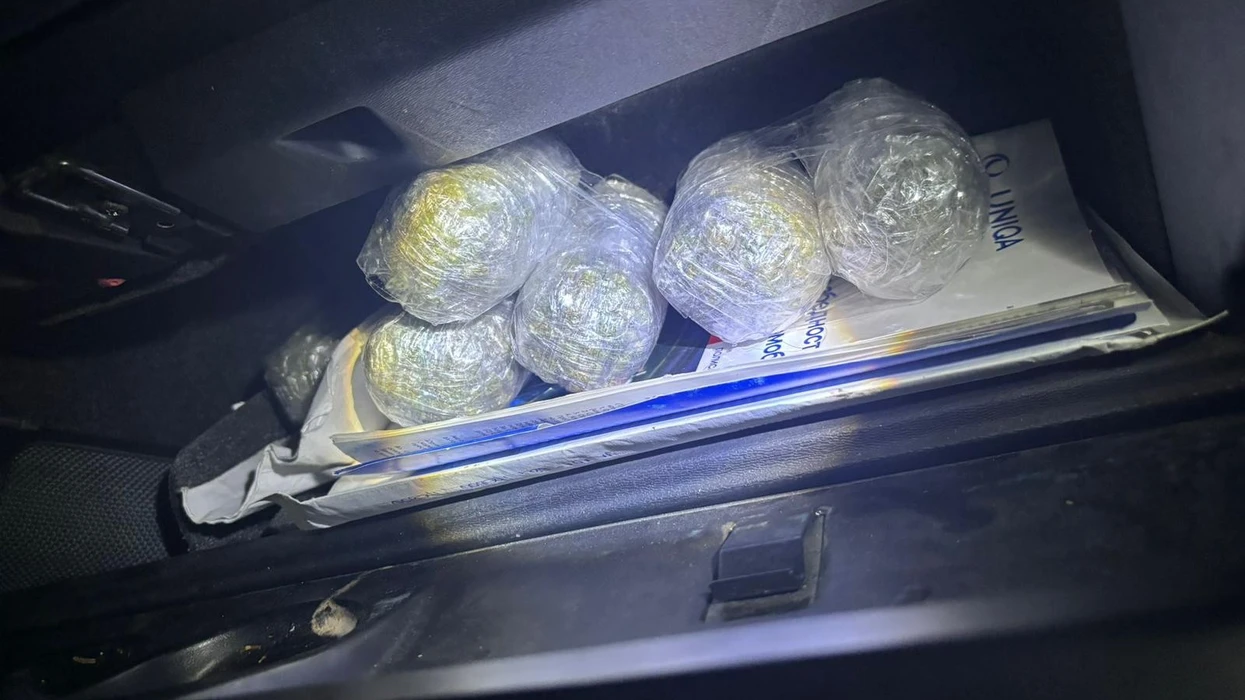 Ndalohen dy persona nga rrethina e Tetovës, u gjendet drogë në automjet