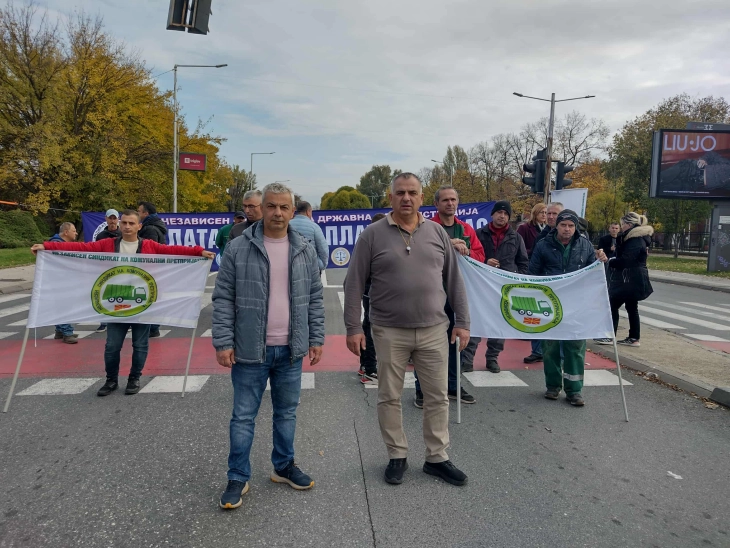 Çdo ditë jemi në rrugë, kërkojmë paga dhe asgjë më tepër, porositën punonjësit e NP “Parqe dhe gjelbërim” – Shkup