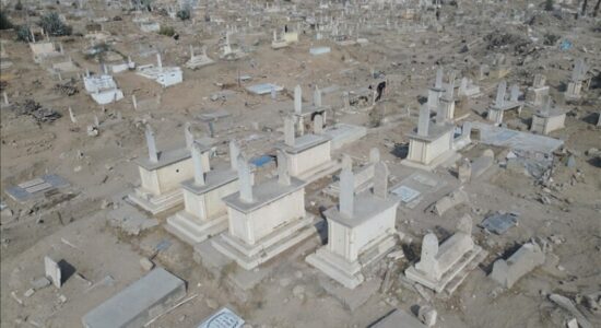 Varrezat e Vjetra të Gazës mbajnë shenjat e sulmeve izraelite