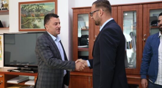 (VIDEO) Neziri ia dorëzoi Tearcën Memishit