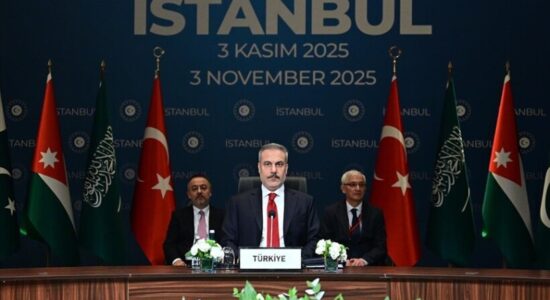 Në Stamboll nis takimi për Gazën, i organizuar nga ministri Fidan