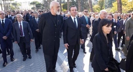 Fatos Nano përcillet për në banesën e fundit, Rama dhe Kurti shfaqen krah më krah duke biseduar