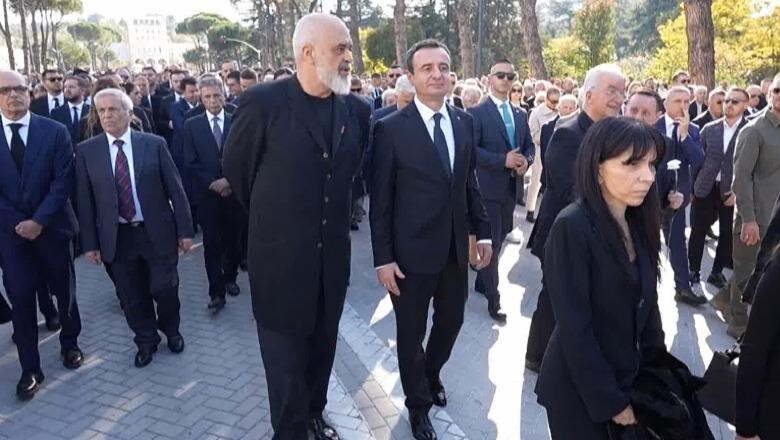 Fatos Nano përcillet për në banesën e fundit, Rama dhe Kurti shfaqen krah më krah duke biseduar
