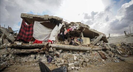 Agjencia e OKB-së bën thirrje për sigurimin e furnizimeve për strehim në Gaza mes kushteve të vështira të motit