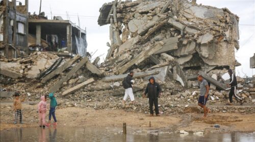 Shirat e rrëmbyeshëm shkaktojnë përmbytjen e tendave të palestinezëve në Gaza