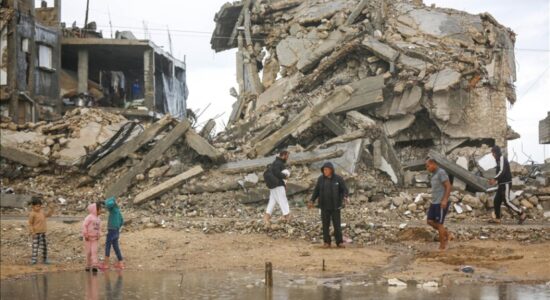 Shirat e rrëmbyeshëm shkaktojnë përmbytjen e tendave të palestinezëve në Gaza