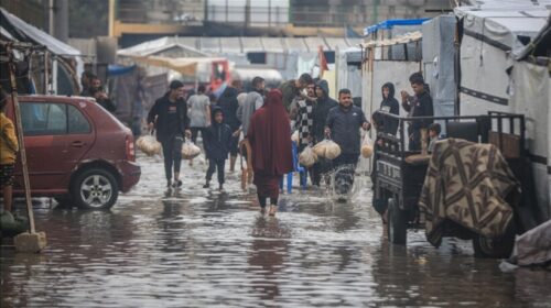 Tendat që strehojnë civilët e zhvendosur në Khan Younis të Gazës përmbyten pas shiut të rrëmbyeshëm