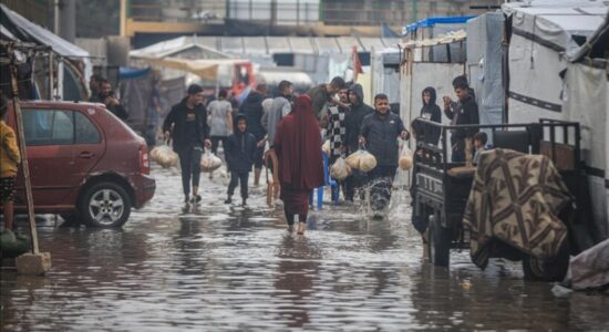 Tendat që strehojnë civilët e zhvendosur në Khan Younis të Gazës përmbyten pas shiut të rrëmbyeshëm