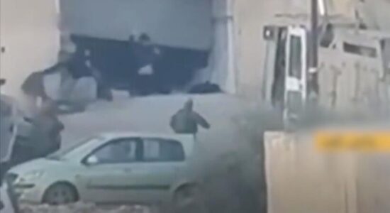 Forcat izraelite ekzekutojnë dy palestinezë të dorëzuar me duart lart në Bregun Perëndimor