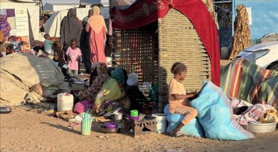 Qindra civilë të zhvendosur ikin nga qyteti El-Fasher në veri të Sudanit në mes të kushteve të rënda