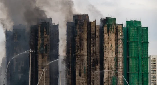 Rritet në 55 numri i viktimave nga zjarri në ndërtesat në Hong Kong