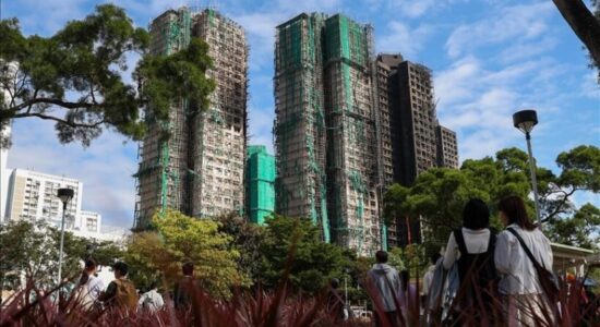 Numri i të vdekurve nga zjarri vdekjeprurëse në Hong Kong rritet në 146